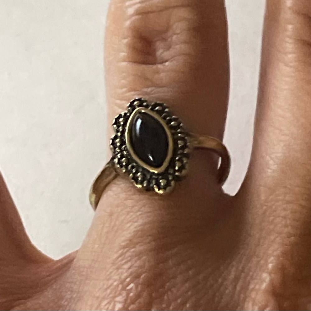 Vintage Woman’s Antique Gold Black Onyx Oval Natural Stone Floral Victorian Ring - Picture 12 of 13